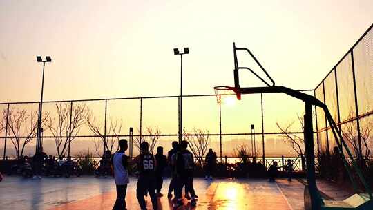 夕阳下球场打篮球升格镜头