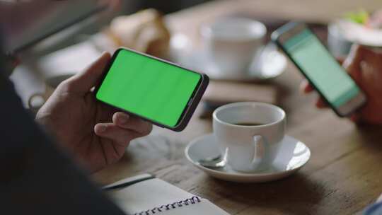 会议上咖啡看手机的女人 绿幕素材视频素材模板下载