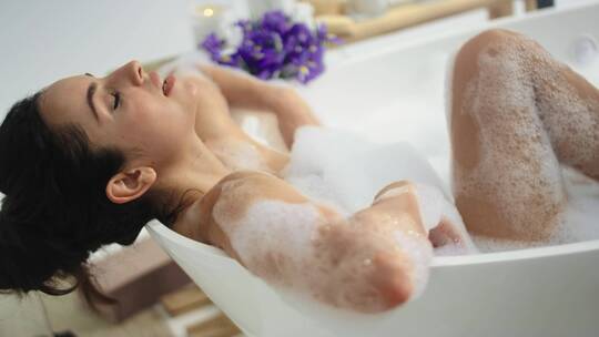 女人躺在浴缸里视频素材模板下载