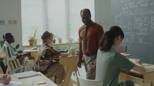 非裔美国教授在考试期间走在教室里视频素材模板下载