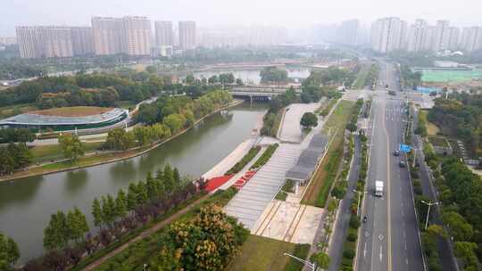 城市道路旁的绿化带和站台鸟瞰图