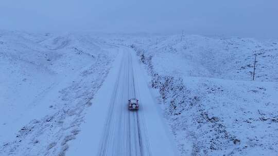 雪地公路行驶的越野车