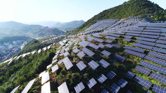 航拍山上光伏太阳能电池板