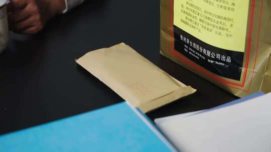 桌面茅台酒包装袋特写