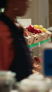 垂直视频购物者从板条箱中选择天然成熟蔬菜