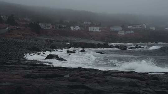 海浪拍打着海岸