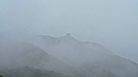 夏季金山岭长城早晨阴雨雾气风光