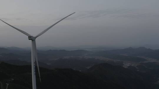 大气风电场清晨航拍