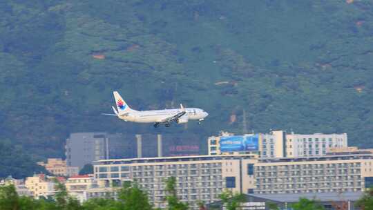 东海航空飞机夜晚在深圳机场降落