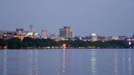 傍晚江对面现代都市风景