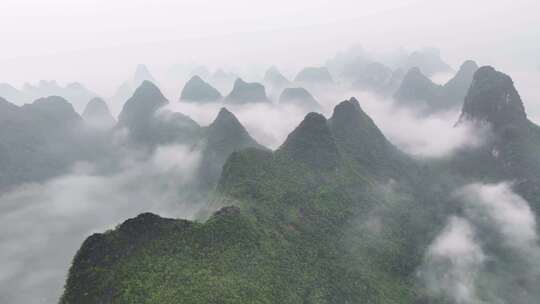 航拍广西桂林烟雨漓江水墨画