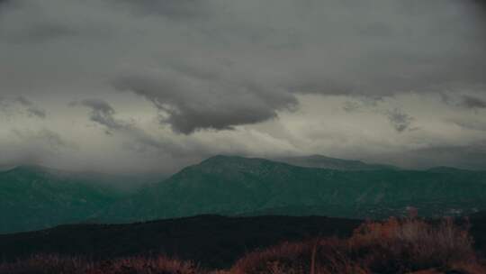 延时拍摄暴风雨云越过山坡和山脉