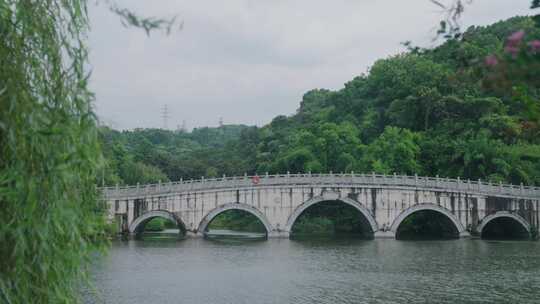 公园湖泊拱桥