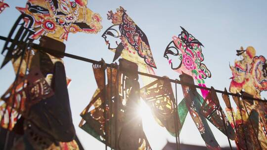 夕阳下逆光的皮影