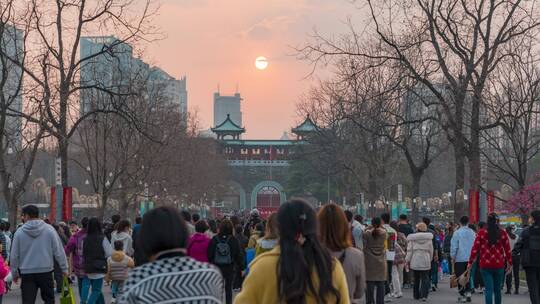 南京玄武湖玄武门日落人流延时