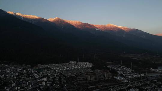 大理苍山日照金山风光