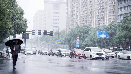 杭州冬天下雪街头马路车流交通