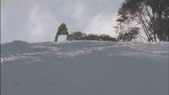 滑雪者滑下斜坡