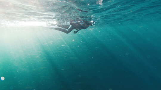 优美的深海潜水运动员