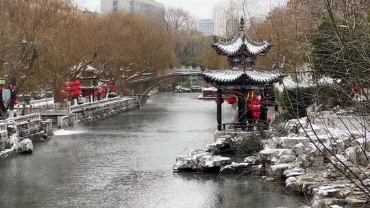 挂着红灯笼的济南护城河，雪后超美风景