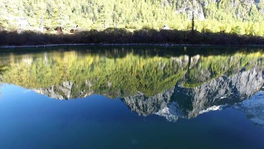 亚丁航拍 湖面高山倒影