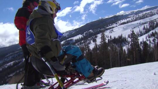一名受伤的老兵在滑雪场参加冬季运动视频素材模板下载