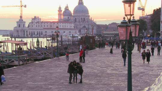 游客沿着威尼斯运河行走参观