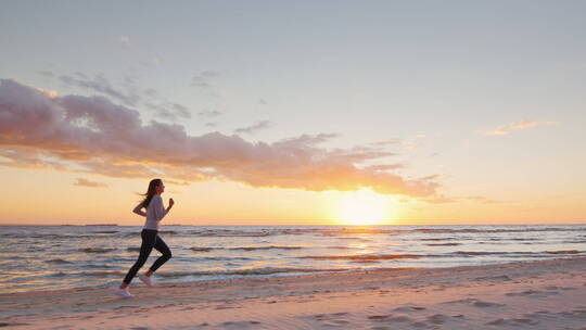 海边慢跑的女人视频素材模板下载