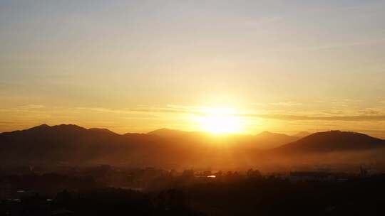 山峰日落延时黄昏夕阳山脉阳光森林夜幕降临