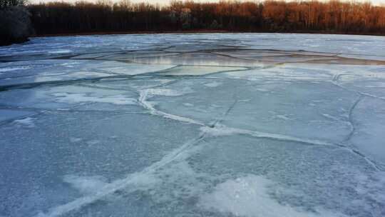 冬日结冰湖面自然风光