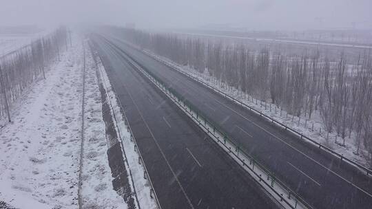 风雪中高速公路货运卡车