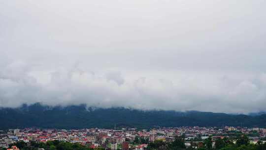 乡村山峰云雾缭绕雨后农村远山云雾变化风景