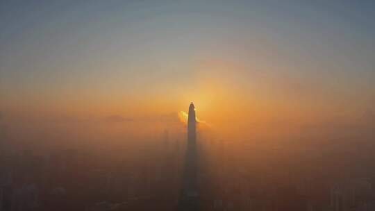 云雾中的城市日出