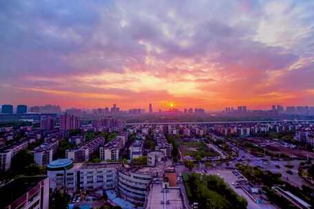 城市日落下的建筑群全景