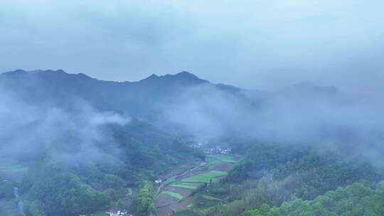 山间小镇云雾缭绕航拍全景