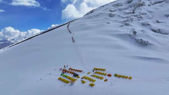 航拍攀登慕士塔格峰雪山登山者的C1营地