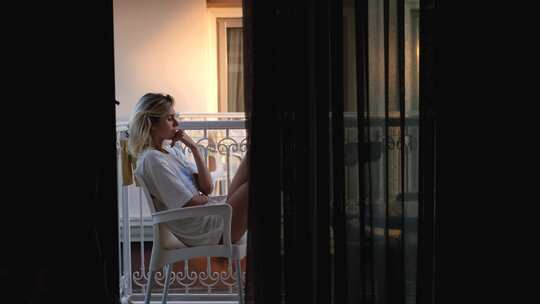 女人坐在阳台上放松