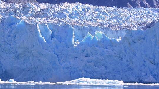 南极冰川开始融化