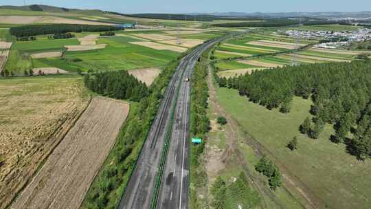 林区山区田野秋色公路道路汽车行驶