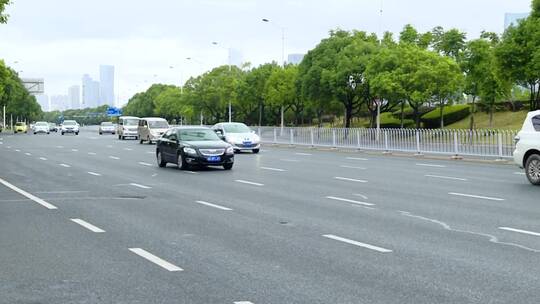 交警路口查违章开罚单