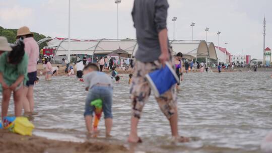 海边游玩的人们上海碧海金沙帆船冲浪