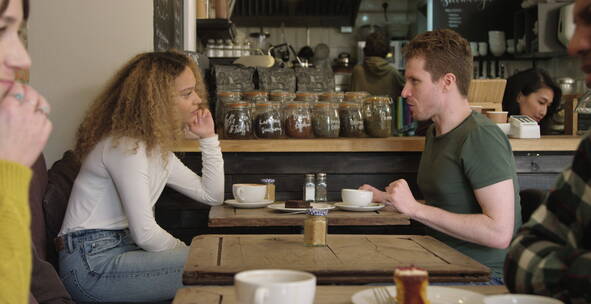 夫妇在咖啡馆的桌子边聊天