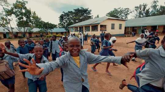 非洲儿童在学校开心跑向镜头