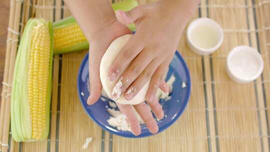 双手制作面食搭配玉米