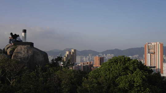 香港宝马山顶旅客夕阳下背影