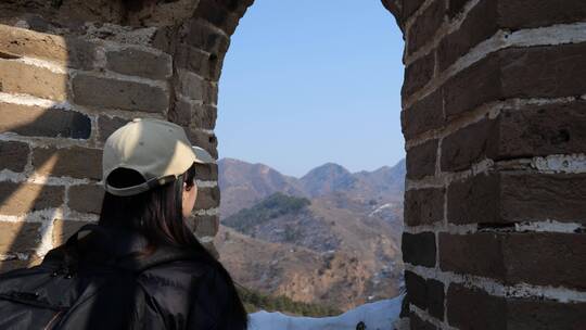 亚洲女性登长城看风景视频素材模板下载