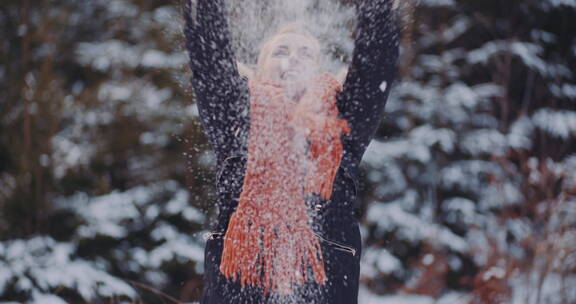 女人扔雪特写