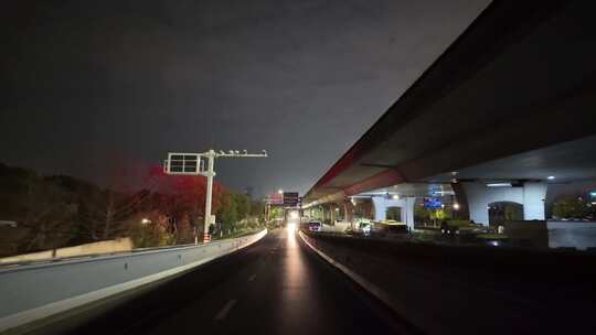 城市夜晚开车第一视角汽车窗外沿途风景马路