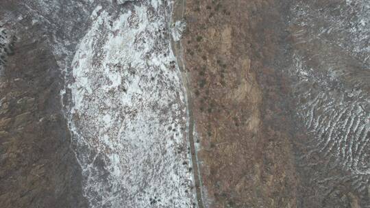 航拍俯瞰威海里口山仙姑顶景区雪中山脊小道