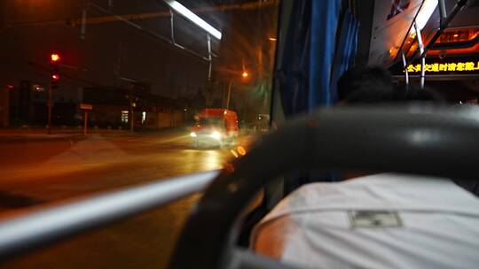 夜晚公交车窗外的夜景